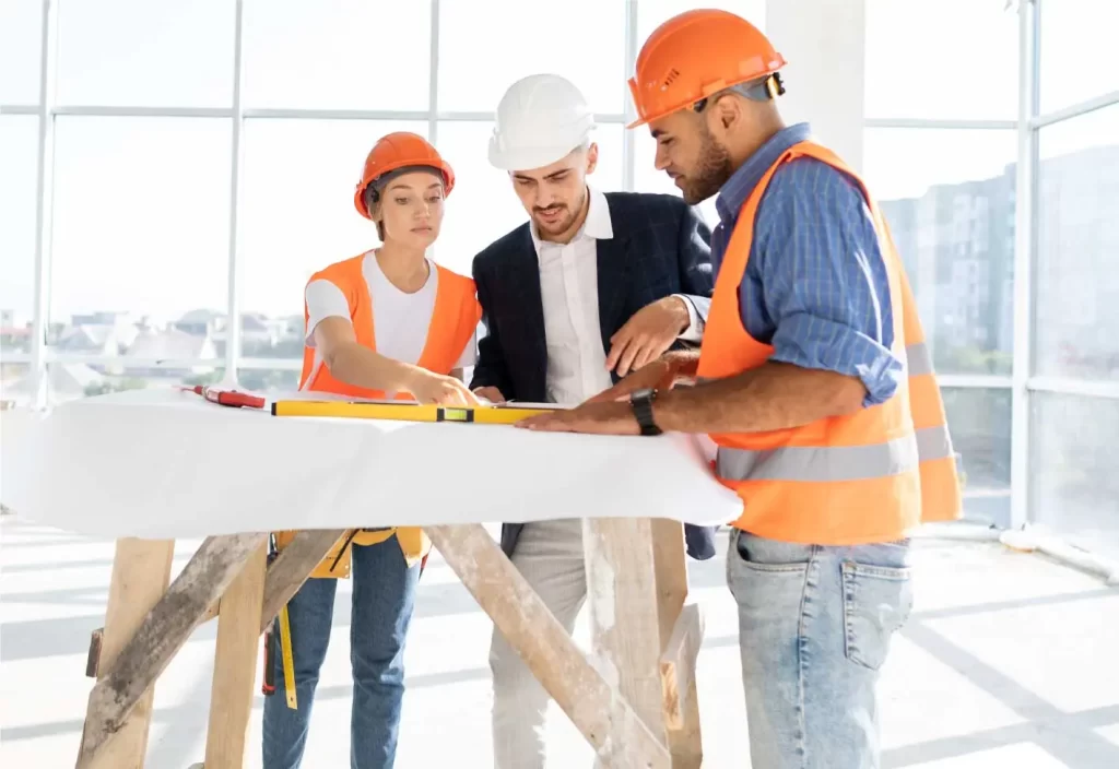 Tres arquitectos de Lewis gestionando un proyecto con profesionalismo y dedicación.