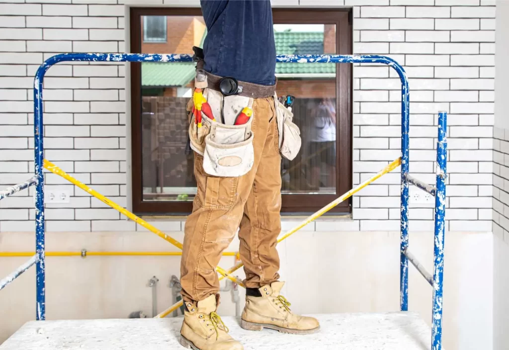 Profesional de Lewis instalando un techo en el baño con habilidad