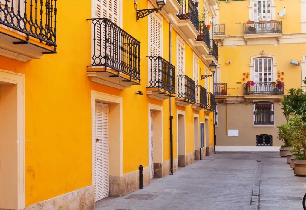 Casas amarillas en un pueblo pintoresco