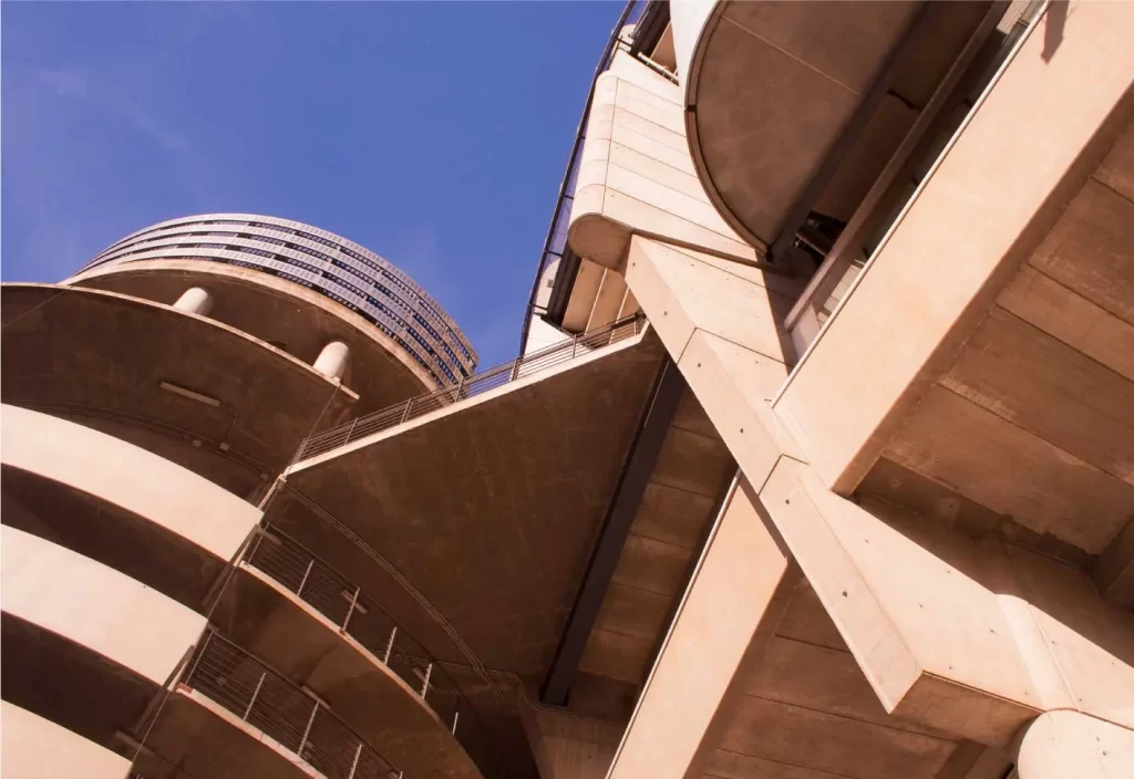 Construcción vertical de Lewis en Mallorca: una estructura arquitectónica imponente que se eleva sobre el horizonte de la isla, destacando su diseño vanguardista y su integración armoniosa con el entorno.